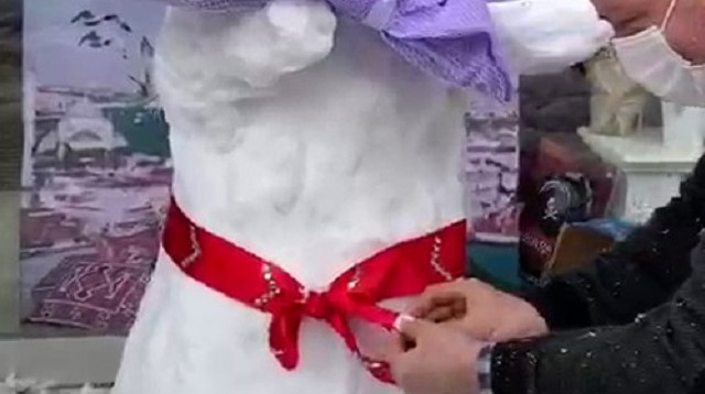 Kardan gelin yaptılar, takılan paralarla sokak hayvanlarına mama aldılar