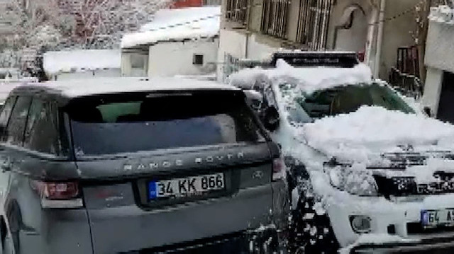 Buzlu yokuşta kayan arazi aracının kaza anları anbean kaydedildi