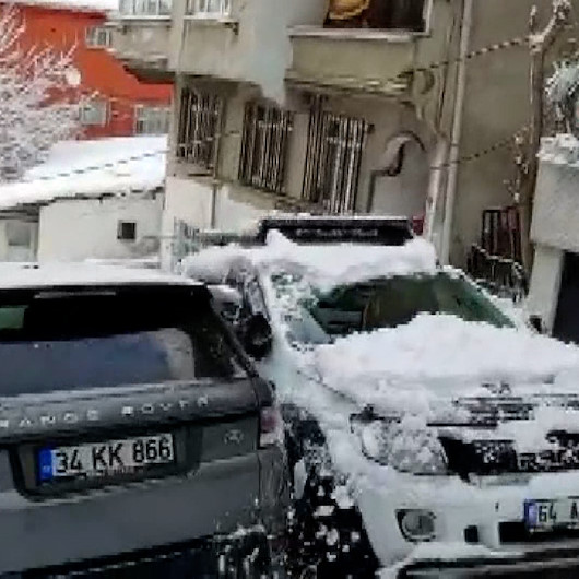 Buzlu yokuşta kayan arazi aracının kaza anları anbean kaydedildi