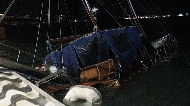 İzmir'de fırtına nedeniyle, tekne yan yattı