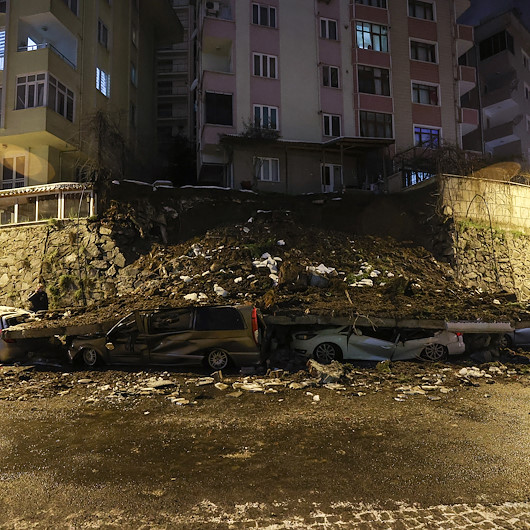 Kağıthanede istinat duvarı çöktü araçlar altında kaldı