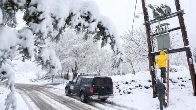 Elektrik dağıtım direkleri ve kabloları kar fırtınasında zarar gördü.