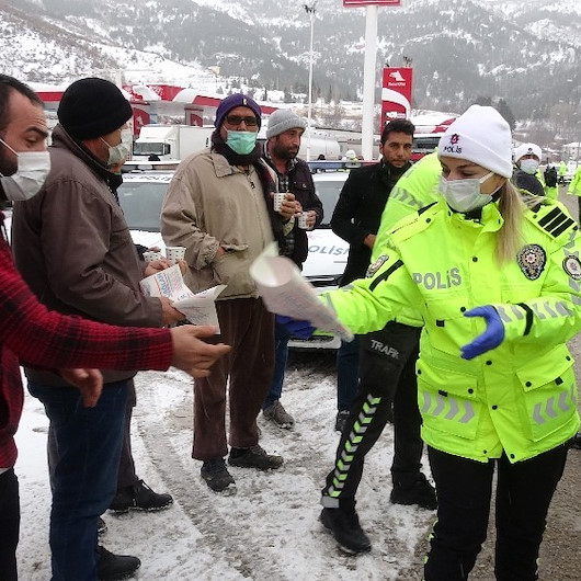 Soğuk havada sıcak uygulama: Polis, kar nedeniyle bekletilen sürücülere çay ve simit ikram etti