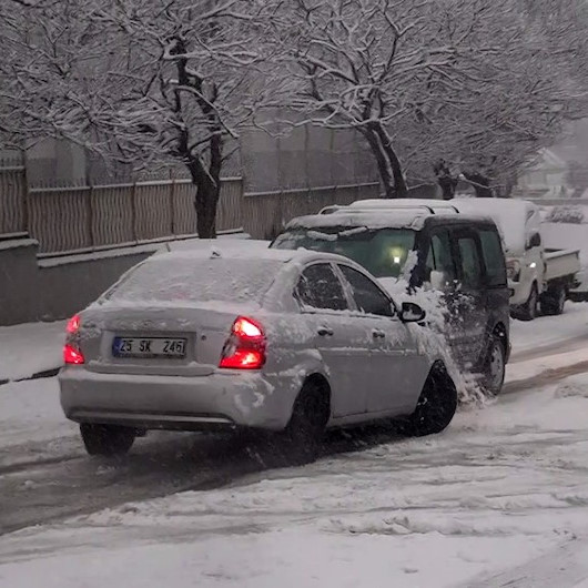 Kağıthanede karda kayan otomobilin kaza anı kamerada
