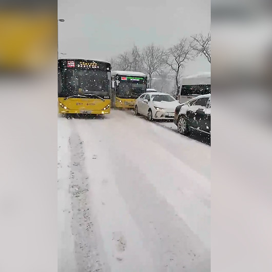 İstanbulda kar yağışı sonrası vatandaş isyan etti: Tuz yağıyor gökten, yerdeki beyaz olanlar kar değil