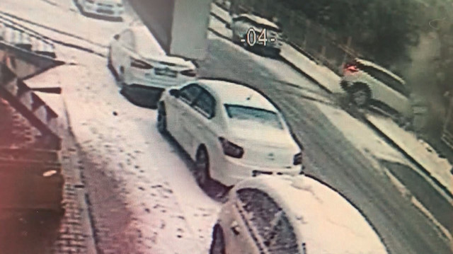 Karlı yolda kayan cip demir bariyerleri aşarak parka düştü