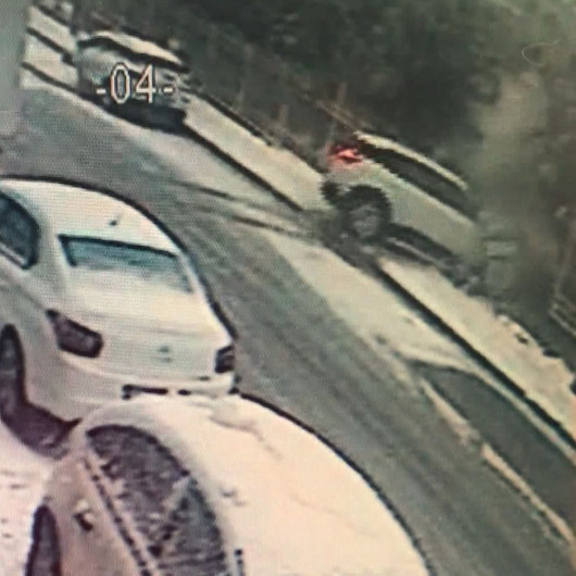 Karlı yolda kayan cip demir bariyerleri aşarak parka düştü