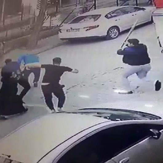 Esenyurt’ta sopalı yol verme kavgası kamerada