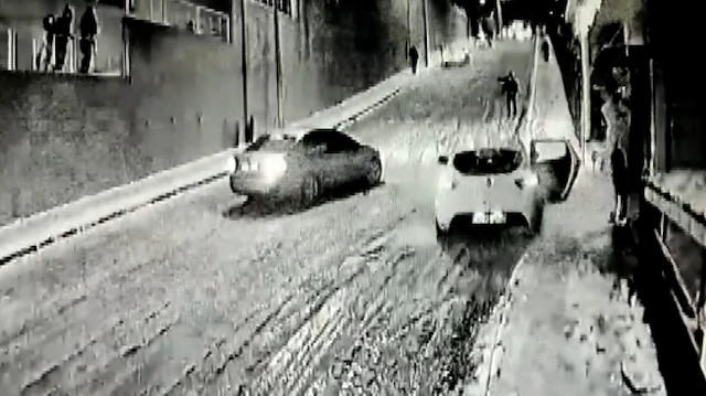 Anne ve babanın kayan araçtaki küçük çocuklarını kurtarma çabası anbean kameraya yansıdı