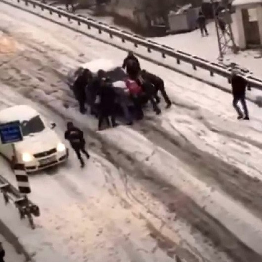 Esenyurtta 10 kişi karda kayan aracı durdurmak için böyle çabaladı