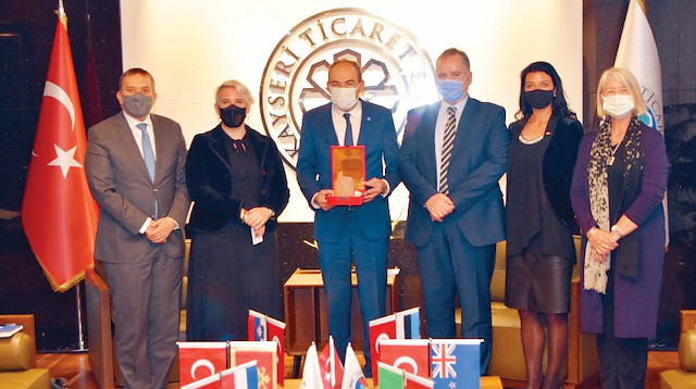 Beş ülke büyükelçisi; ziyarette Kayseri pastırmasının tadına baktı. Kayseri Ticaret Odası Başkanı Ömer Gülsoy; büyükelçilere Kültepe-Kaniş Karum’da çıkarılan yazılı tabletlerin replikasını hediye etti.