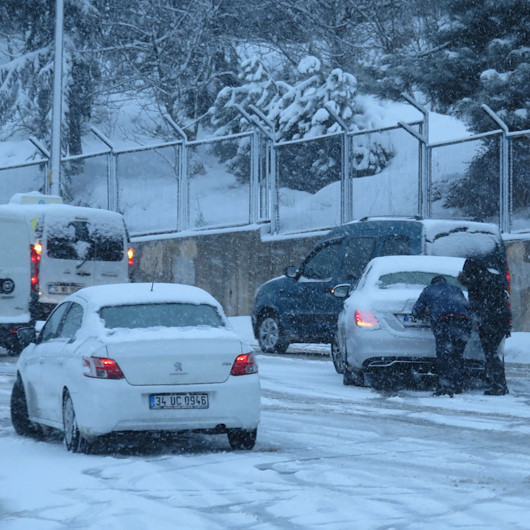Maltepede yollar buz pistine döndü araçlar yolda mahsur kaldı