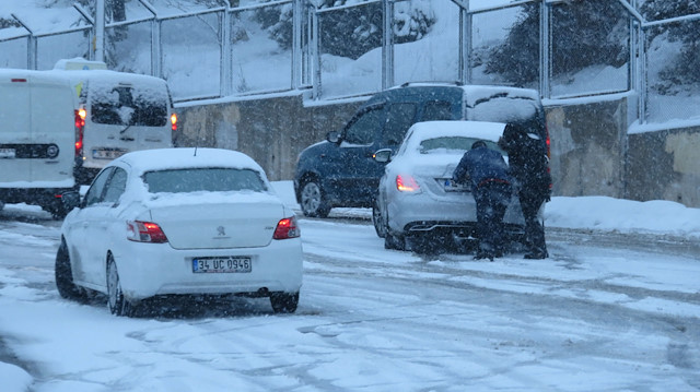 Maltepe'de yollar buz pistine döndü araçlar yolda mahsur kaldı