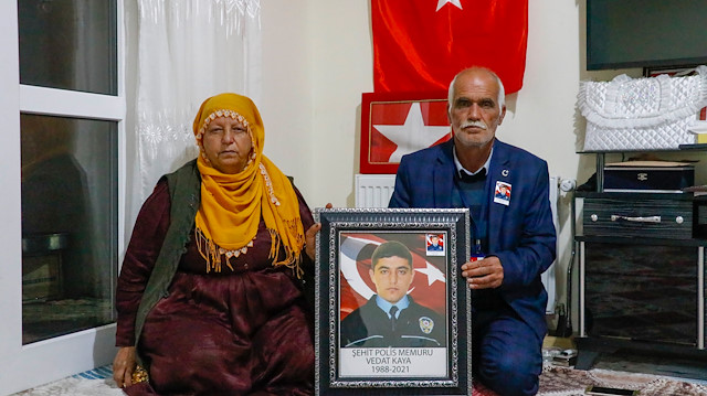 Gara şehidi polis Vedat Kaya'nın anne ve babası.