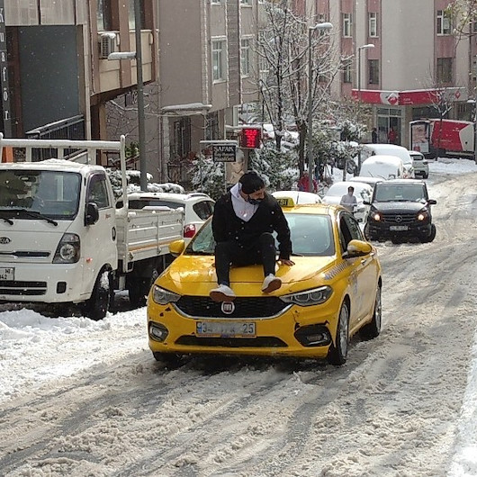 Şişli’de ilginç kar manzaraları: Karda ilerleyebilmek için aracın kaputuna oturdu