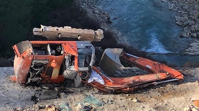 ​Antalya’nın Gündoğmuş ilçesi Güneycik Mahalle sınırlarında üzerinde iş makinesi bulunan tırın uçuruma yuvarlanması sonucu meydana gelen kazada 1 kişi yaralandı.