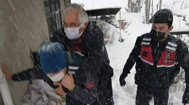Jandarma personeli, evinde rahatsızlanan Ekrem Kıran'ı sırtında ambulansa taşıdı.