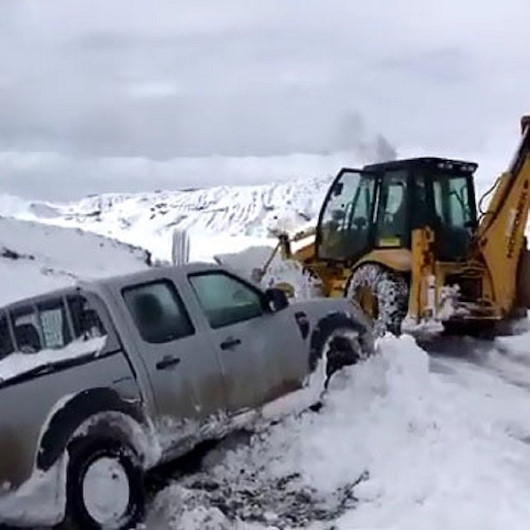 Sivasta yolda kalan ÇEDAŞ ekipleri iş makinesiyle kurtarıldı