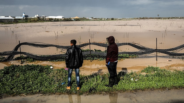 Filistin Tarım Bakanlığının Gazze Şube Müdürü Ahmed Fatayır, 21 Ocak'ta, İsrail'in yağmur sularının toplandığı barajlara bağlı kanalları Gazze'nin doğusuna doğru açtığını ve yüzlerce dönüm tarım arazisinin sular altında kaldığını ifade etmişti.