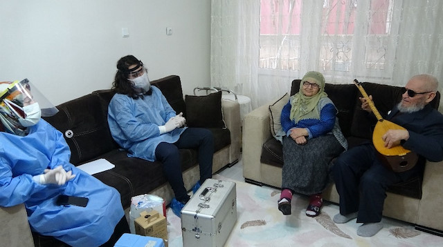 Eşinin ameliyatı sonrası Malatya’dan Muş’taki kızının evine gelen 73 yaşındaki Hanifi Ünver, koronavirüse yakalanmamak için eşiyle birlikte 10 aydır evden dışarı çıkmıyor. 