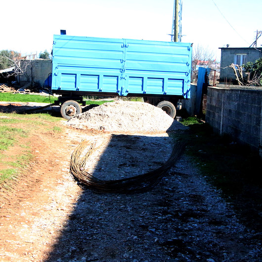 Tapulu arsasından geçen yolu kapattı, sağlıkçılar traktörle hastaya ulaşabildi