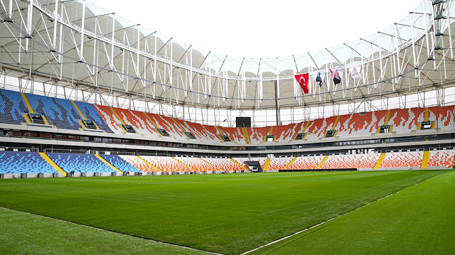 Stadyumdaki koltuklar Adanaspor ve Adana Demirspor takımlarının renklerinden oluşuyor. 