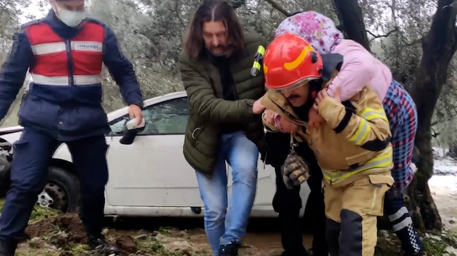 Kontrolden çıkan otomobil zeytinliğe uçtu: İtfaiyeci, sedyenin girmediği alanda yaşlı kadını sırtında taşıdı