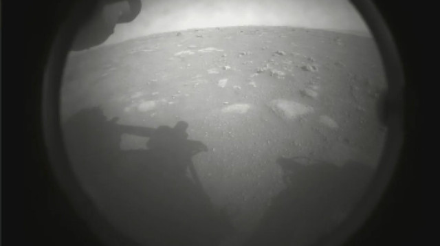 Mars kaşifi Perseverence'dan ilk fotoğraf geldi.
