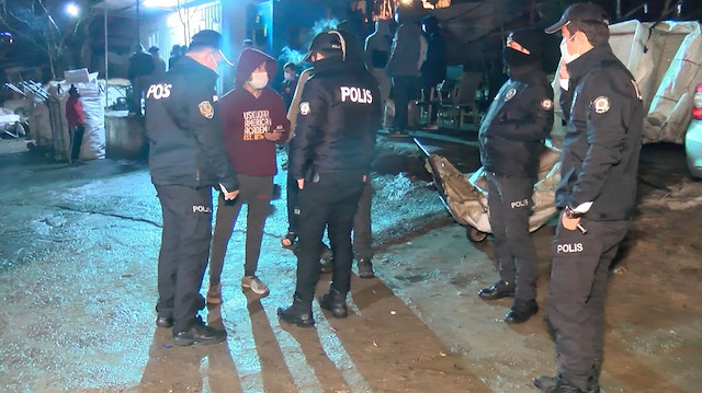Kadıköy'de kağıt toplayıcıların barakalarına giren hırsızlar, cep telefonlarını çaldılar
