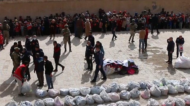 Mehmetçik, Barış Pınarı bölgesinde 1000 öğrenciye kırtasiye ve kıyafet yardımı yaptı