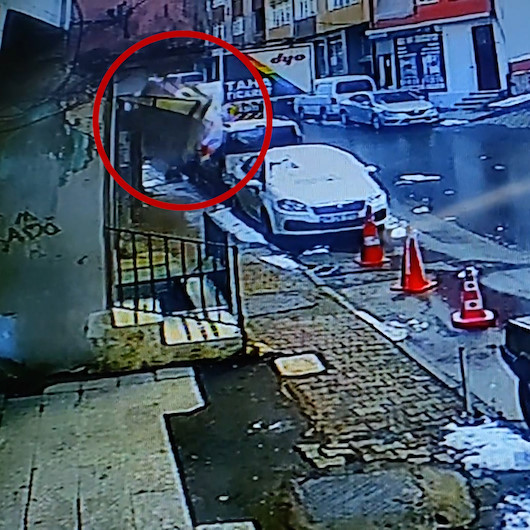 Şişlide balkonun çökme anı kamerada