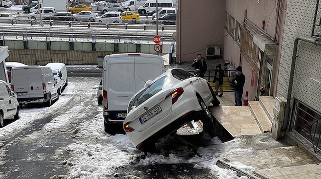 Kayan aracından inen sürücü kazayı çaresizce izledi
