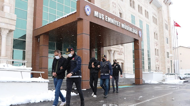 2 şüpheli şahıs otobüsten indikleri sırada polis ekipleri tarafından gözaltına alındı.