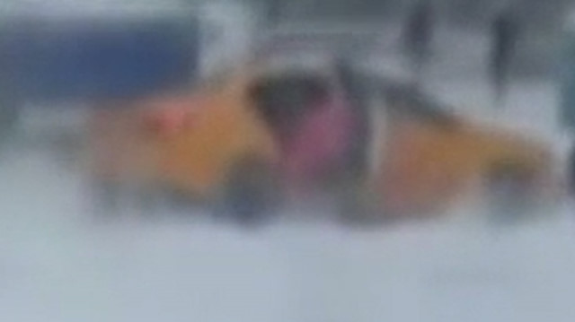 Karda kayan taksiden atlayan yolcu kamerada