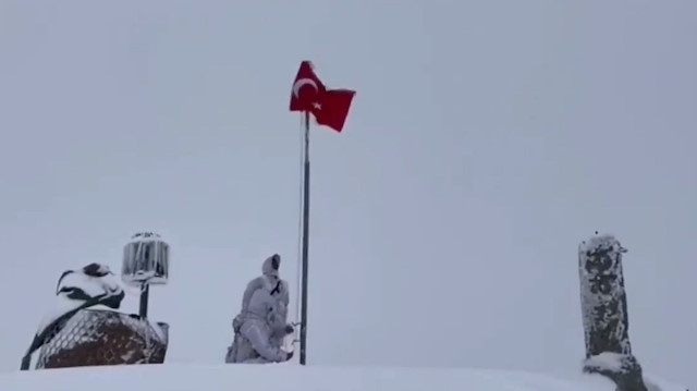 ​Milli Savunma Bakanlığı, Hakkari'de karla kaplı üs bölgesinde Mehmetçik'in bayrak değişiminin videosunu paylaştı. 
