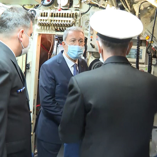 Bakan Akardan TCG Gür denizaltısına sürpriz ziyaret