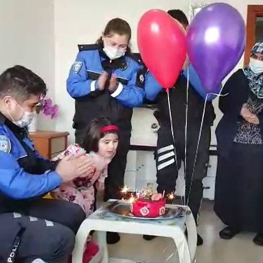 Polisten 5 yaşındaki Elife doğum günü sürprizi