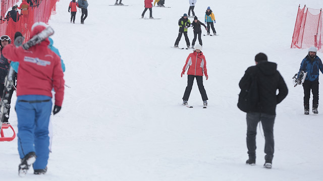 Kısıtlamadan muaf tutulan turistler Palandöken'de kayağın keyfini çıkarıyor