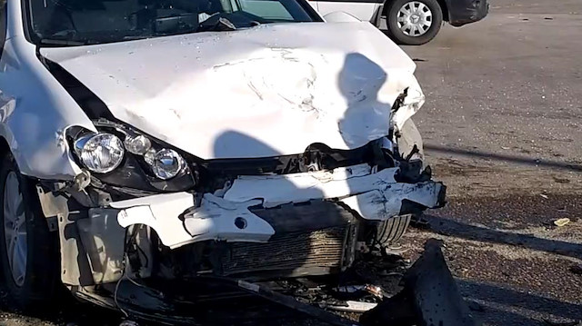 İki aracın kafa kafaya çarpıştığı feci kaza kamerada