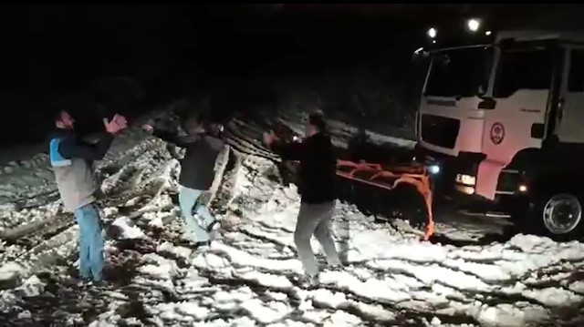 Belediye işçileri Trabzonspor'un Başakşehir galibiyetini kar üzerinde horon teperek kutladı