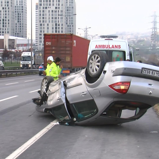 Ani fren yapan otomobilden kurtulmaya çalışırken takla attı