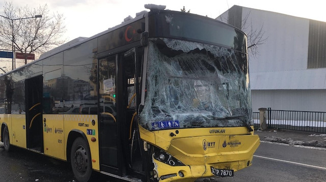 İstanbul Sultanbeyli’de İETT otobüsüyle servis minibüsü çarpıştı.
