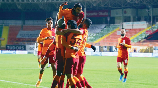Süper Lig’de lider Galatasaray, zorlu rakibi Alanyaspor’u deplasmanda 1-0 mağlup ederek zirvedeki yerini korudu.