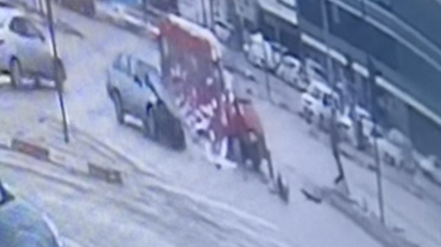 Işık ihlali yapan minibüs otomobile çarptı