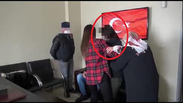 Aile, kızlarına kavuşmanın mutluluğunu yaşadı.