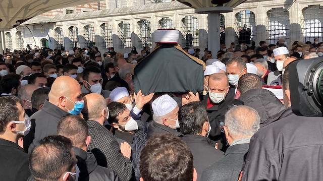 Emin Saraç Hocanın tabutunu, Cumhurbaşkanı Erdoğan omuzladı. 