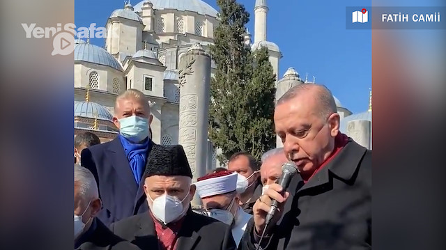 Cumhurbaşkan Erdoğan Muhammed Emin Saraç Hoca'nın kabri başında Fatiha Suresi'ni okudu