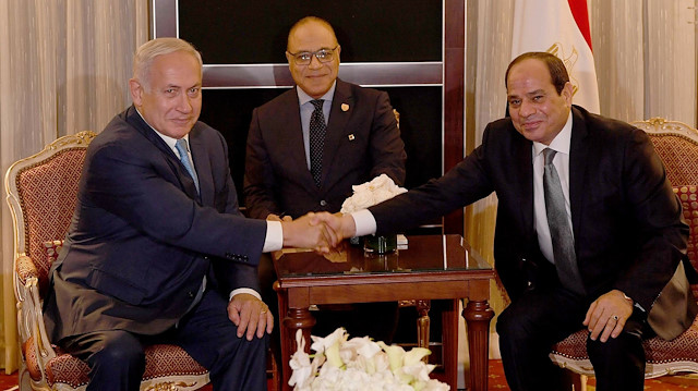 İsrail Başbakanı Netanyahu,  Mısır'da darbeyle göreve gelen Abdulfettah El-Sisi'yle birlikte. (Arşiv)