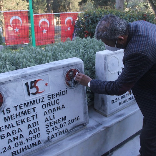 Ömer Çelik’ten mezar taşları kırılan ikiz şehitlerin babasına saldırganlar yakalanacak sözü