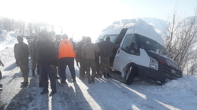 Siirt'te güvenlik korucularını taşıyan minibüs kayganlaşan yolda güçlükle durabildi.